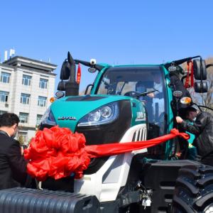 Guarding the granary of a big country Lovol p7000 high horsepower intelligent tractor to deliver to the Northern Wilderness