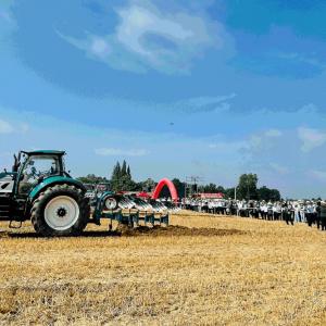 Weichai Lovol intelligent agricultural machinery Corps escort