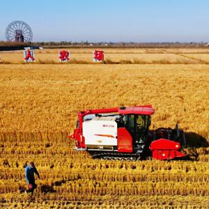 Weichai Lovol intelligent agricultural machinery makes the saline alkali land 