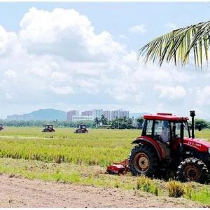 Joyful events come one after another YTO tractors provide the source of power here