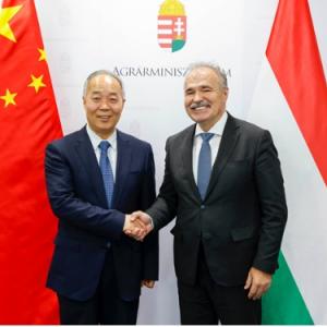 Ma Youxiang Meets with Hungarian Minister of Agriculture Nagy
