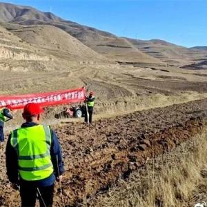 The on-site demonstration activity of wheeled tractors in the eastern red hills and mountainous areas is currently underway